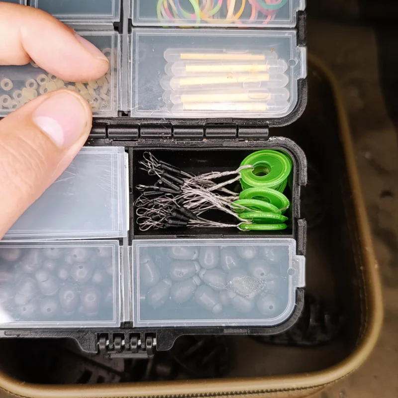 Method Feeder Montage Gummistopper in Kleinteilefach