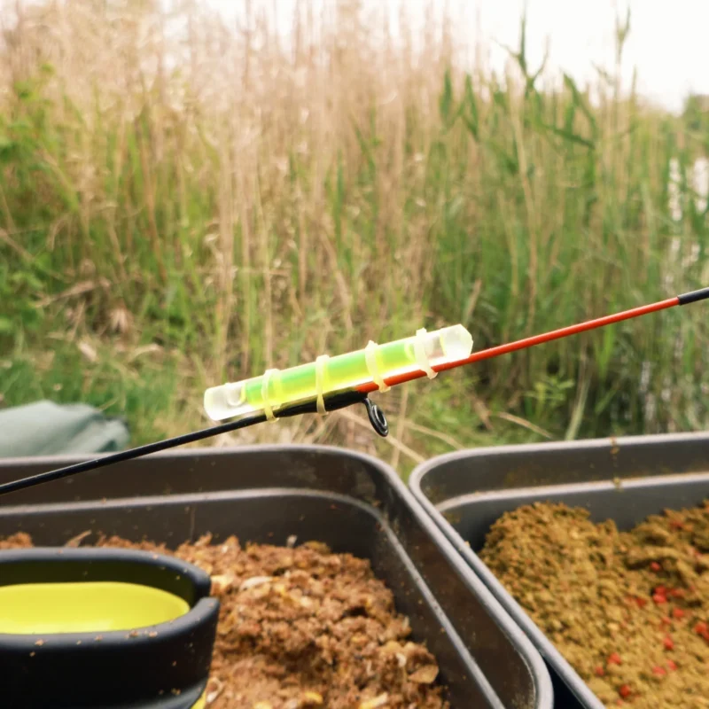 mit Bait Bands montiertes Knicklicht