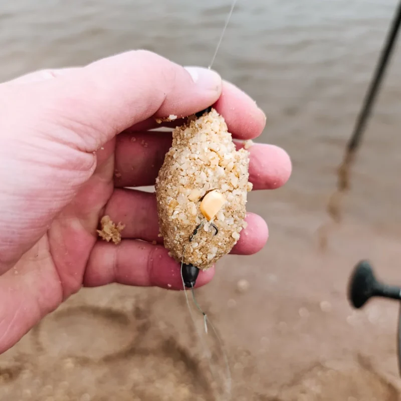 Method Feeder mit Futter und Mais