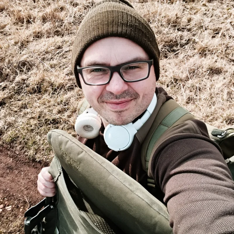 Christoph beim Method Feedern Wanderangeln 2026 mit Stuhl und Rucksack