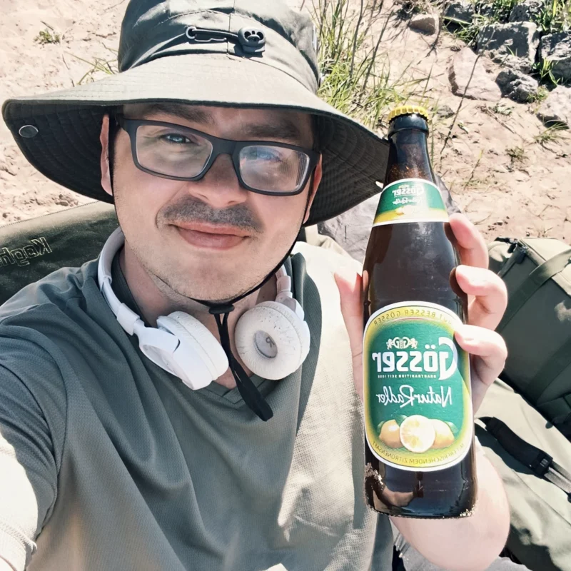 Christoph mit Radler in der Hand beim Method Feedern im Frühjahr am Fluss