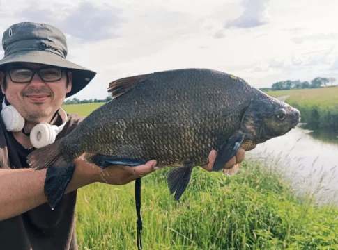 Christoph mit kapitaler Brasse vom Method Feedern am kleinen Fluss im Flachwasser