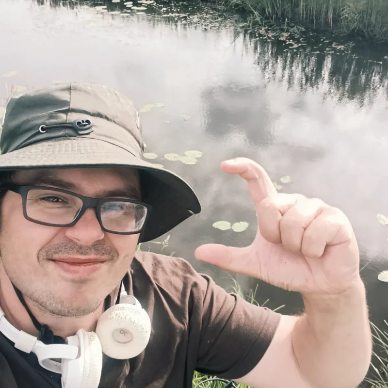 Christoph zeigt die Wassertiefe am kleinen Fluss