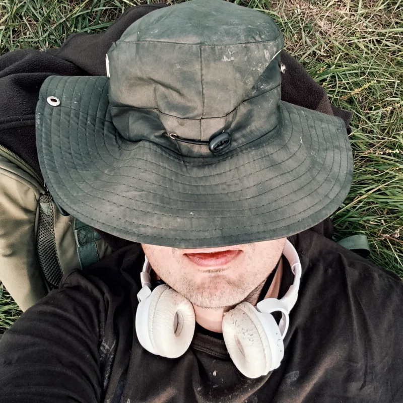 Christoph entspannt beim Method Feedern am kleinen Fluss
