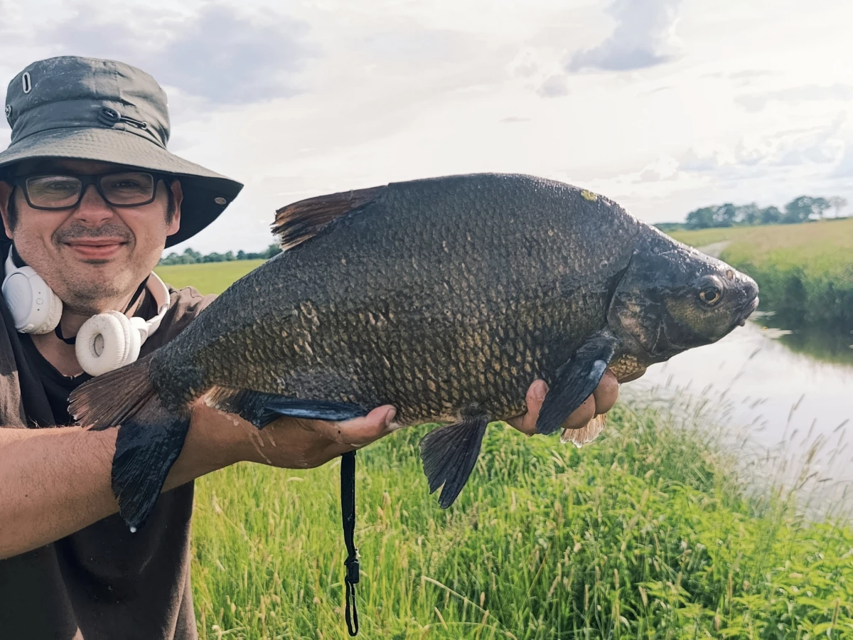 Christoph mit kapitaler Brasse vom Method Feedern am kleinen Fluss im Flachwasser