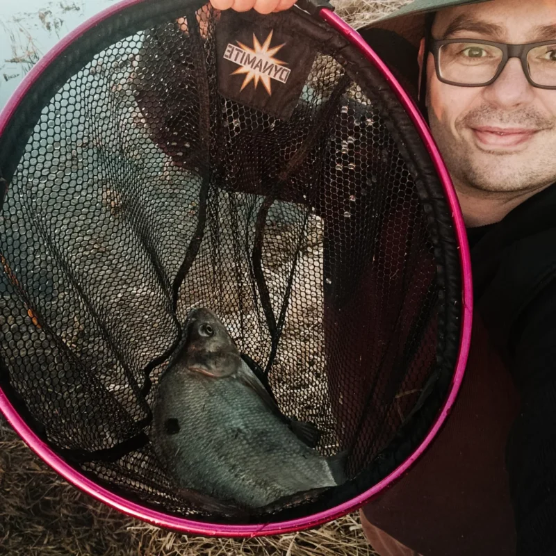 Christoph mit Method Feeder Brasse im Kescher im März