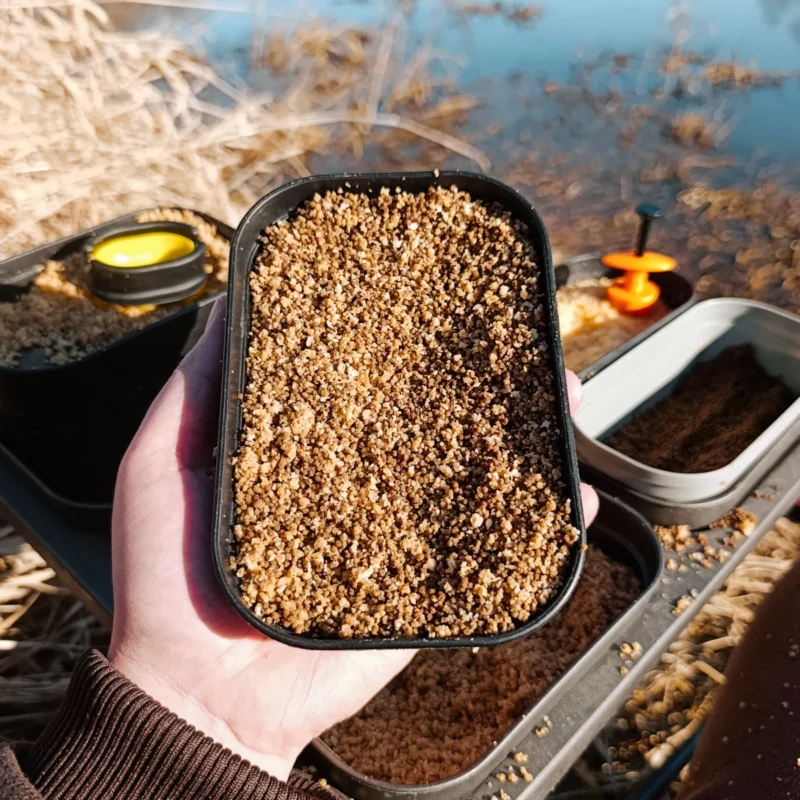 Futter und Micro Pellets in einer Futterschale beim Method Feedern im März