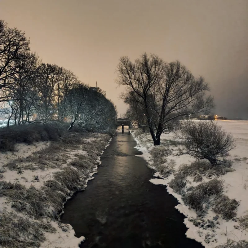 der kleine Fluss im Februar voller Eis und Schnee