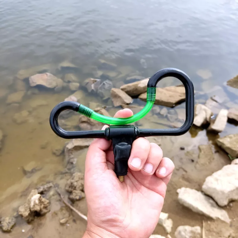 Mikado Method Feeder Rutenauflage in der Hand eines Anglers