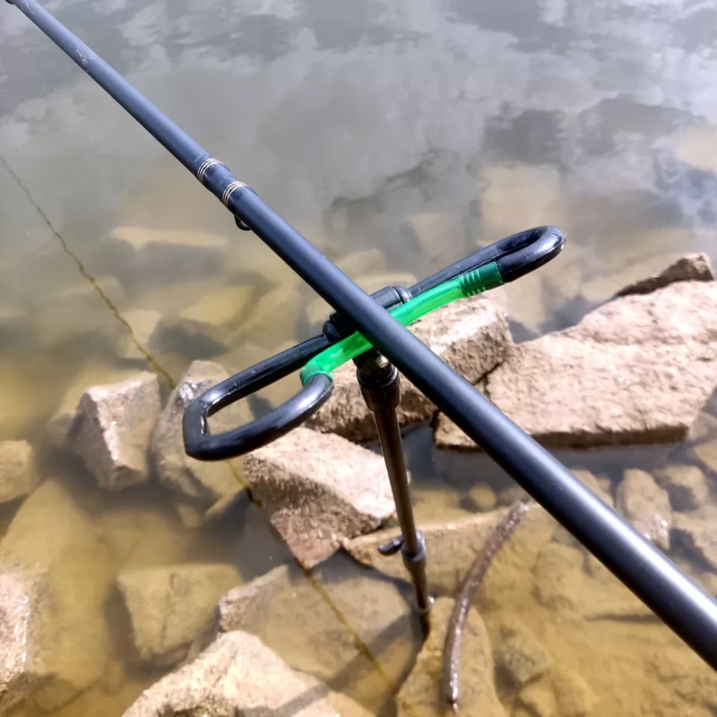 Mikado Method Feeder Rutenauflage in frontalen Winkel eingestellt