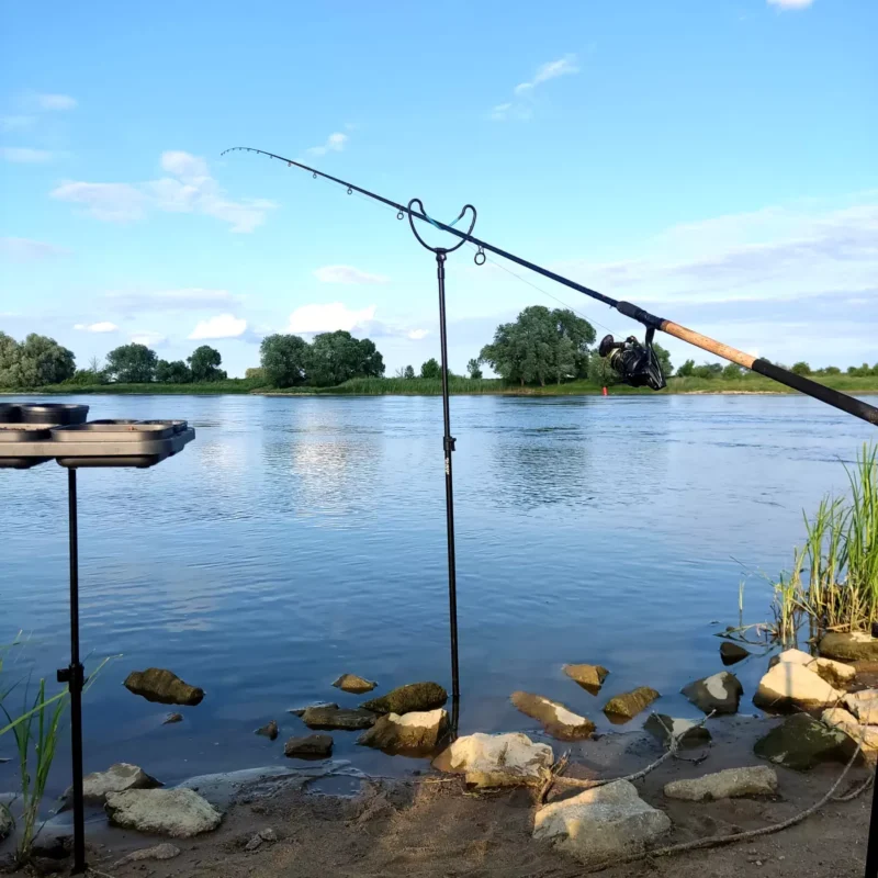 Feederrute abgelegt auf der Mikado Rutenauflage Picker an der Elbe