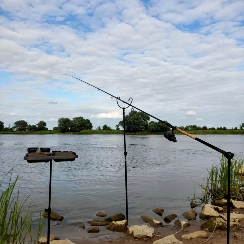Teleskopischer Rutenhalter von Mikado montiert mit einem Bait Waiter und einer Rutenauflage am großen Fluss