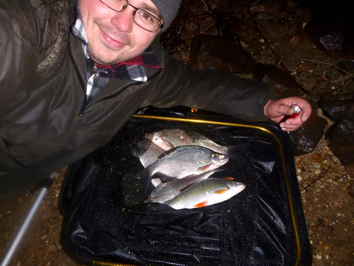 Angeln mit Pinkies bei Nacht im Winter