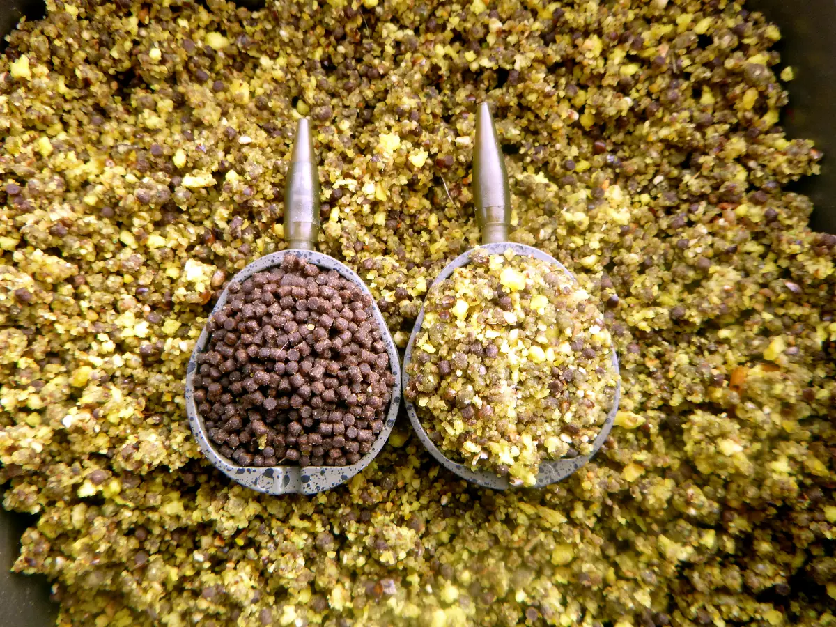 Sandwich aus Halibut Pellets und Futter am Hybrid Feeder für tiefes Wasser