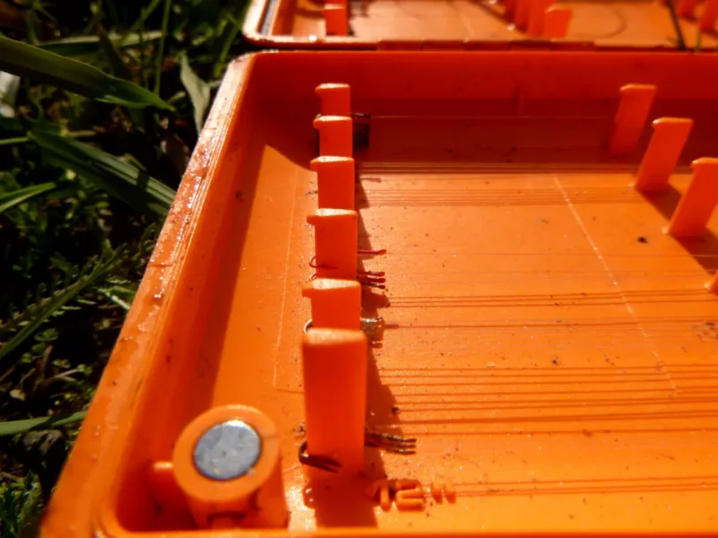 Pins halten die Vorfächer in der Hakenbox