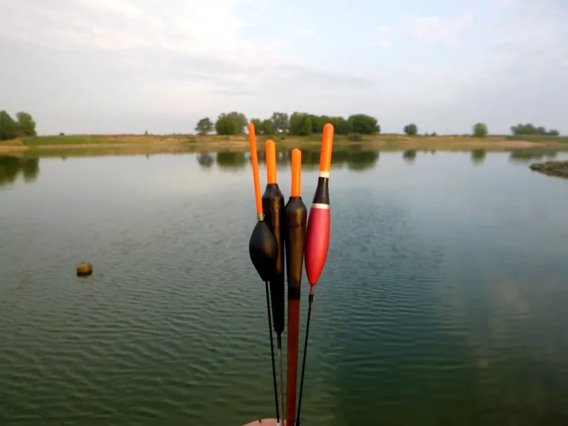 leichte Posen zum Angeln im flachen Wasser