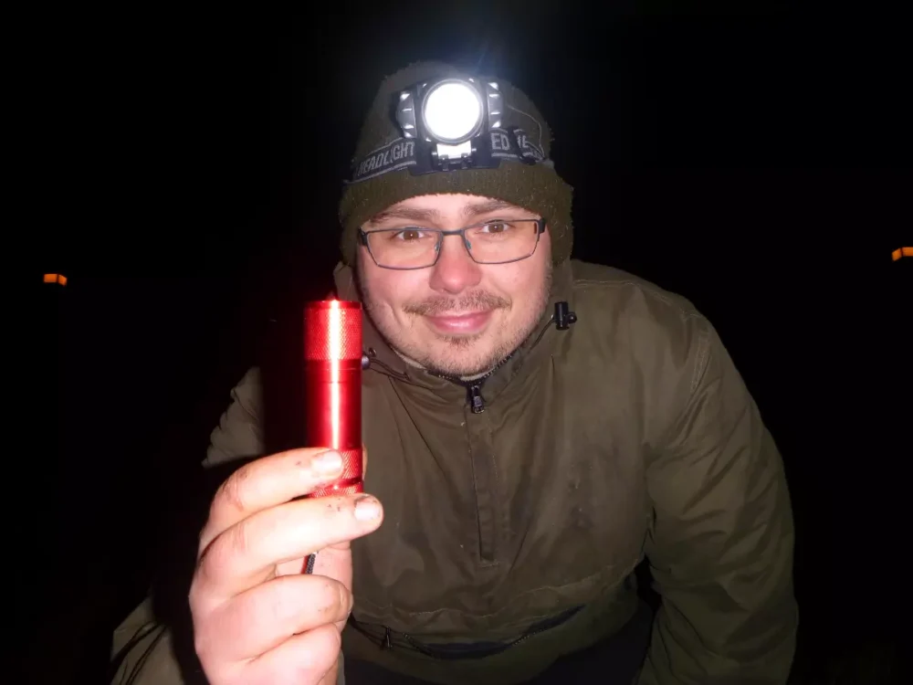 Quappenangler mit Kopflampe