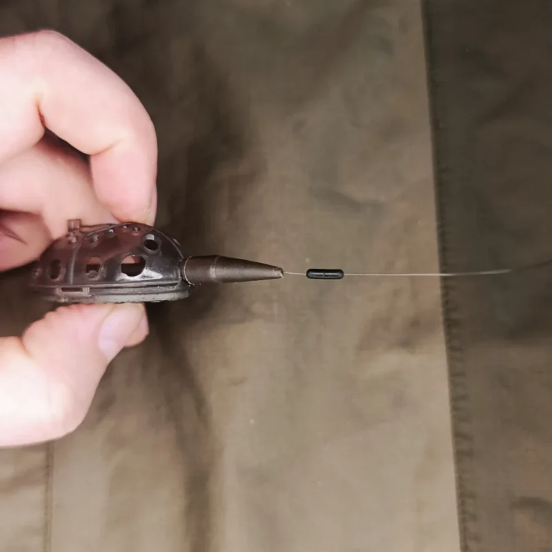 Inline Madenkorb wird auf die Hauptschnur montiert