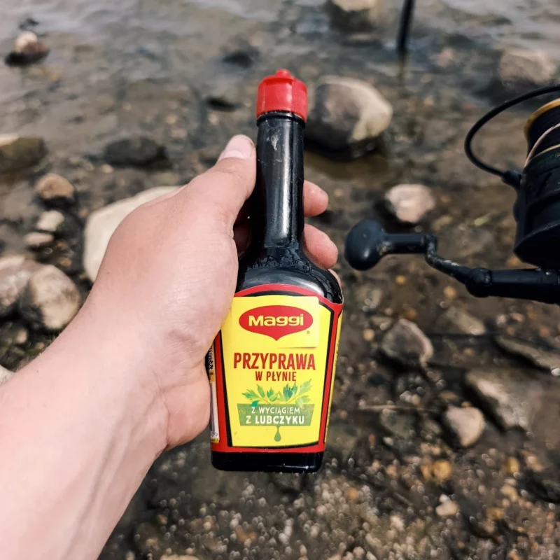 kleine Flasche Maggi als Angellockstoff