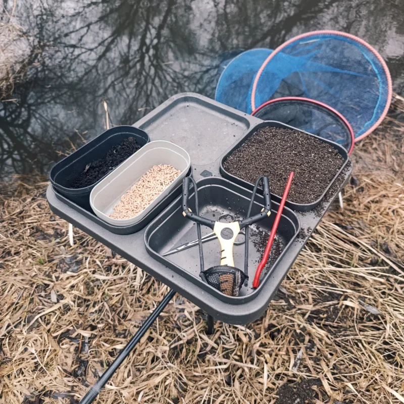 Bait Waiter mit Futter und Köder für Rotaugen im Februar