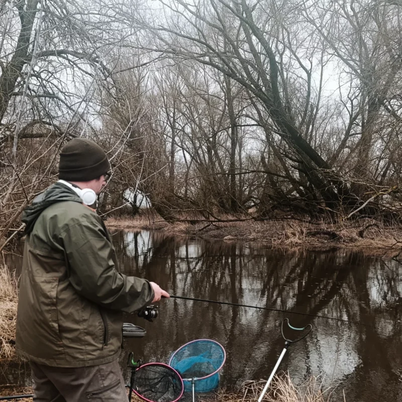 Christoph hält den Winkelpicker über der Wasseroberfläche