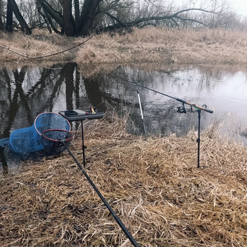 Angelplatz am kleinen Fluss im Februar