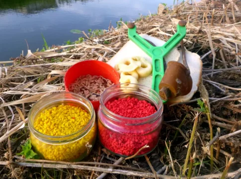 rote und gelbe Partikel für das Angelfutter