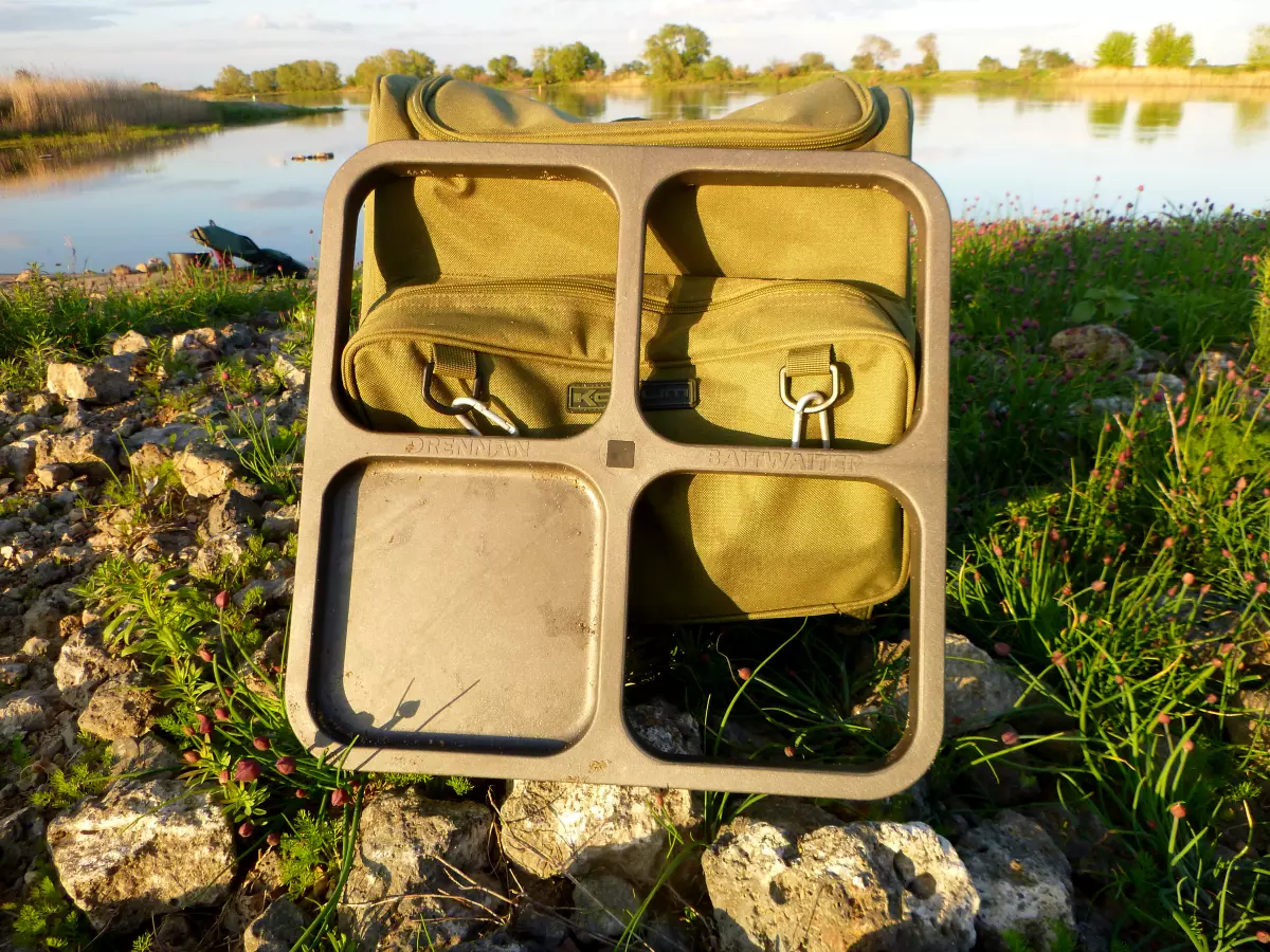 Bait Waiter befestigt am Angelrucksack
