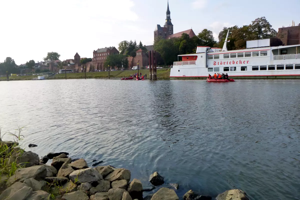 Schiff und Boote im Hafen