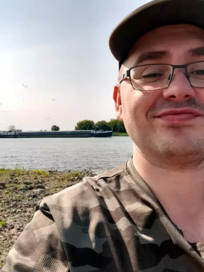 Angler ärgert sich über Schiffsverkehr an der Elbe im Herbst