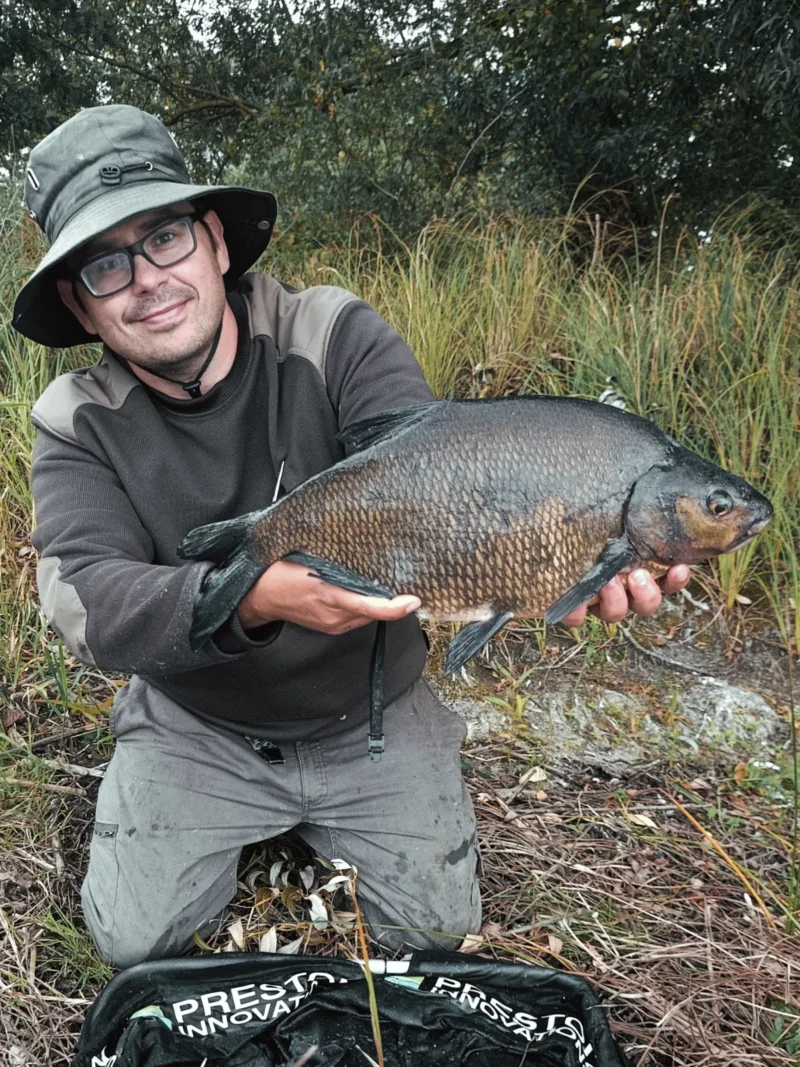 Christoph Heers mit einem Traumfisch von dunkler Baggerlochbrasse