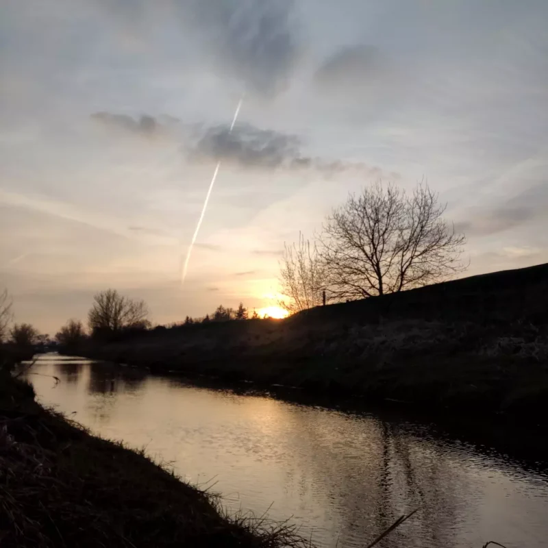 Sonnenuntergang am keinen Fluss im April