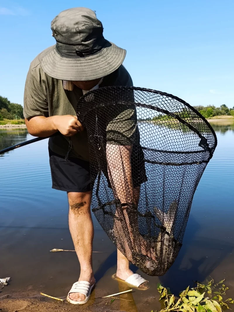 Sonubaits Bait Spray Testtag: Christoph mit Fisch im Kescher