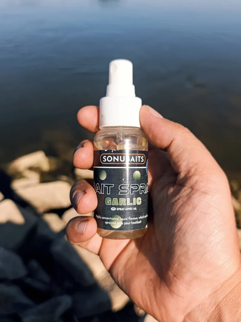Sonubaits Bait Spray beim Test in der Hand gehalten
