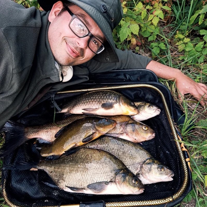 Christoph mit Tagesfang vom Angeln mit Sternnudeln, die in Dynamite Baits F1 Pellets eingelegt waren