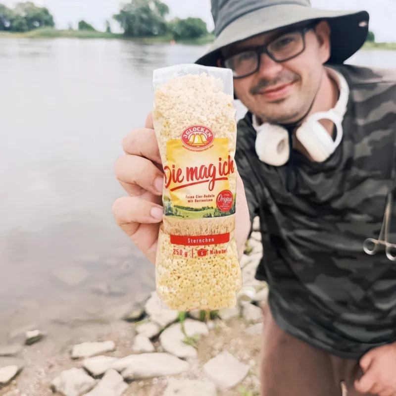 Christoph mit Sternnudeln beim Feedern an der Elbe