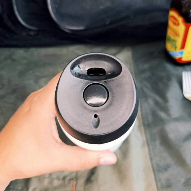 Thermobecher mit dem Deckel verschließen