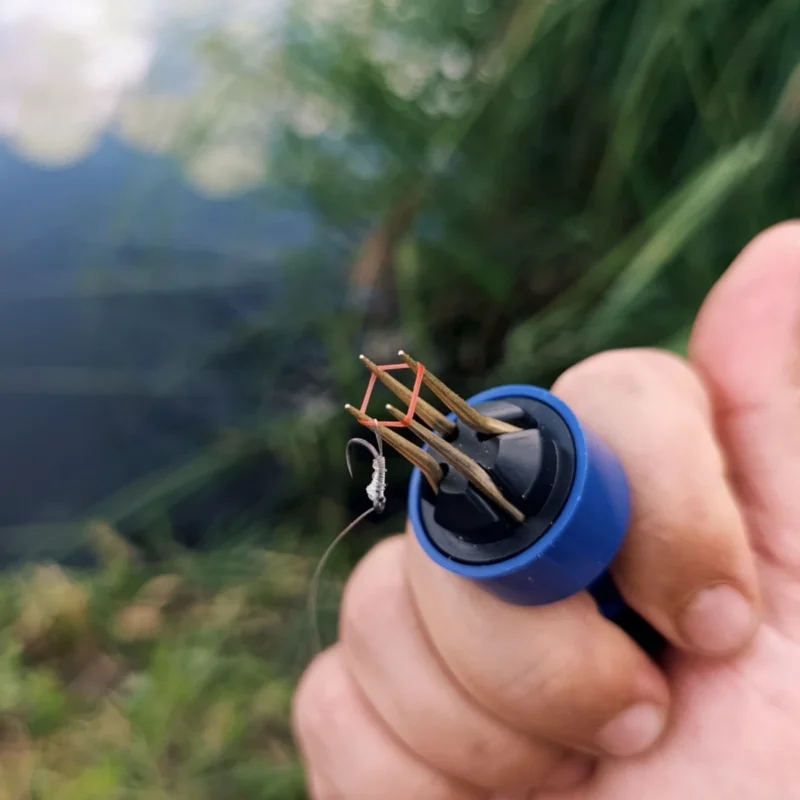 Bait Band mit Pelletzange spreizen