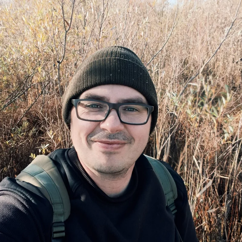 Christoph auf dem Weg zum Feederangeln am Teich