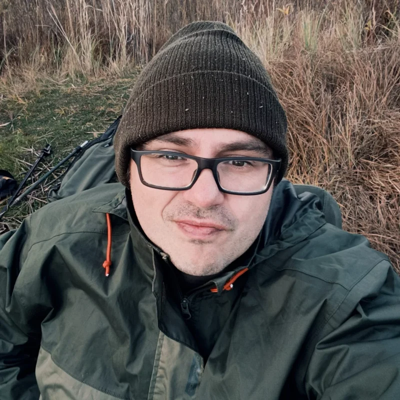 Christoph mit regenfester Bekleidung  am Teich nach Wetterumschwung 