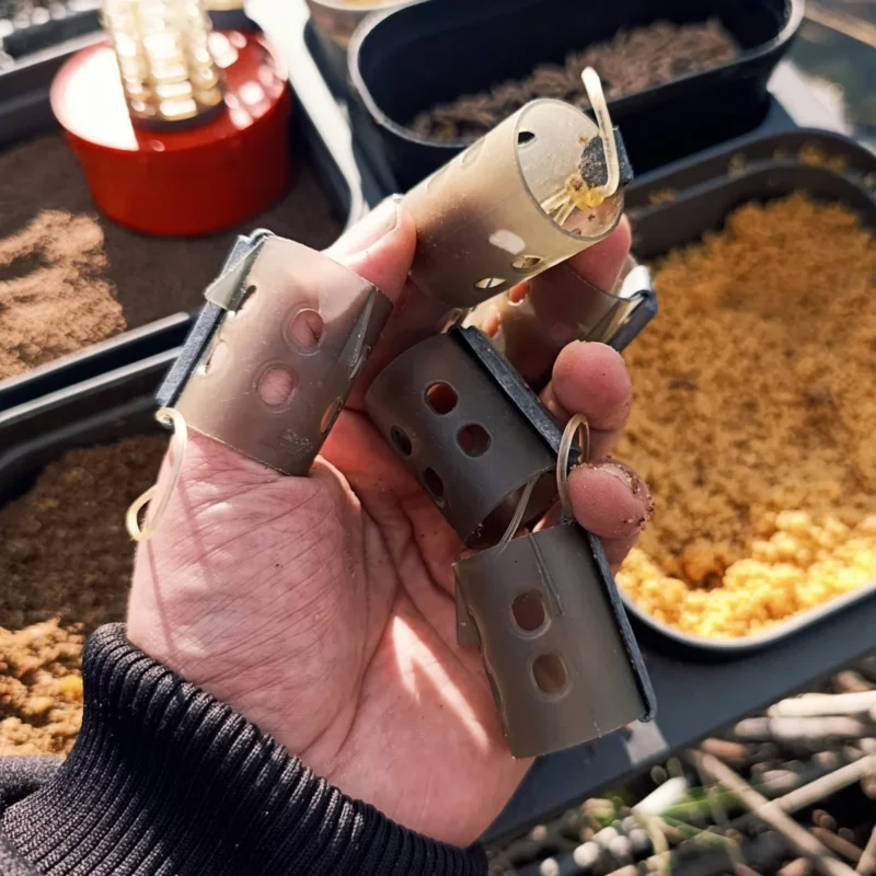 Schlammfutterkörbe zum Feedern am Teich im November auf Rotaugen