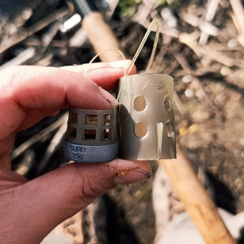 Kleiner Futterkorb neben einem großen Futterkorb