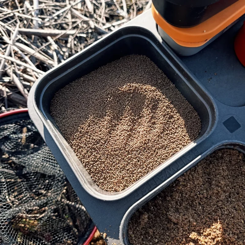 1mm Weizenpellets in Futterschale