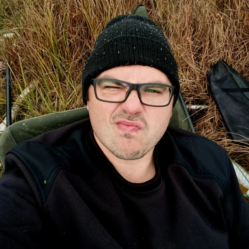 trauriger Angler am Teich, nachdem er einen Traumfisch im Drill verloren hat