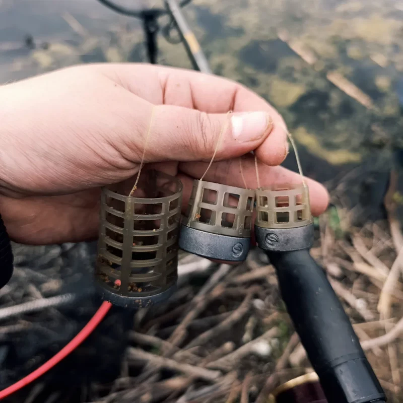 Futterkorbwahl für das Feedern auf Rotaugen am Teich im Oktober