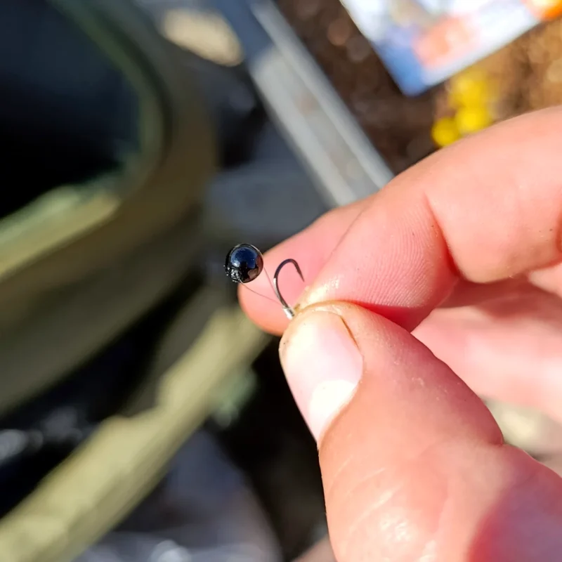 Bastelperle an der Haarmontage für Teig
