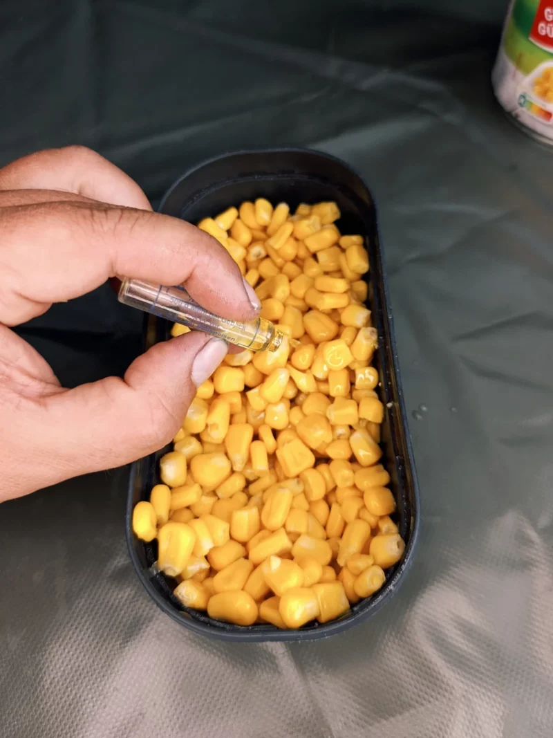 Butter Vanille wird dem Mais in der Köderdose hinzugefügt