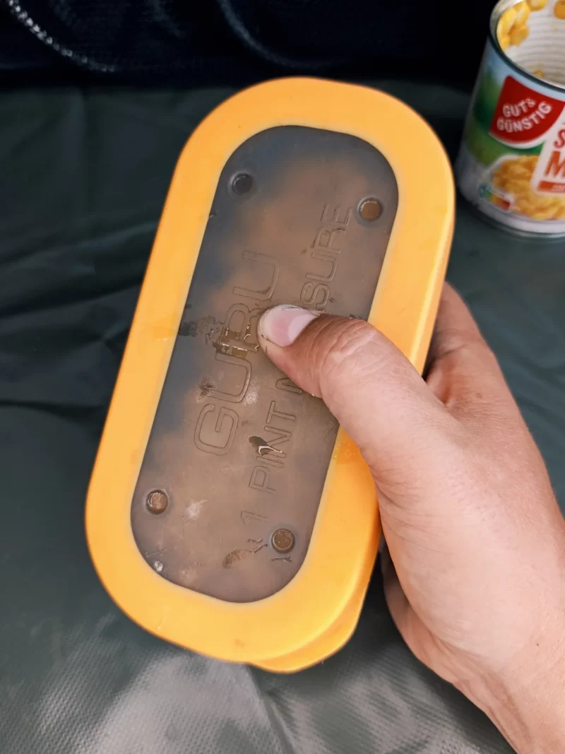 die Köderdose mit Vanillemais wird geschüttelt