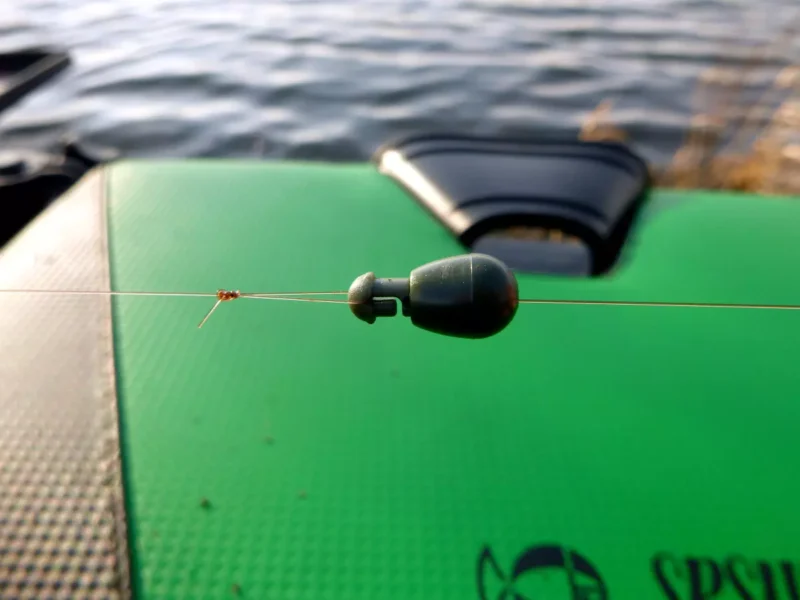 Vorfach an der Method Feeder Montage befestigen