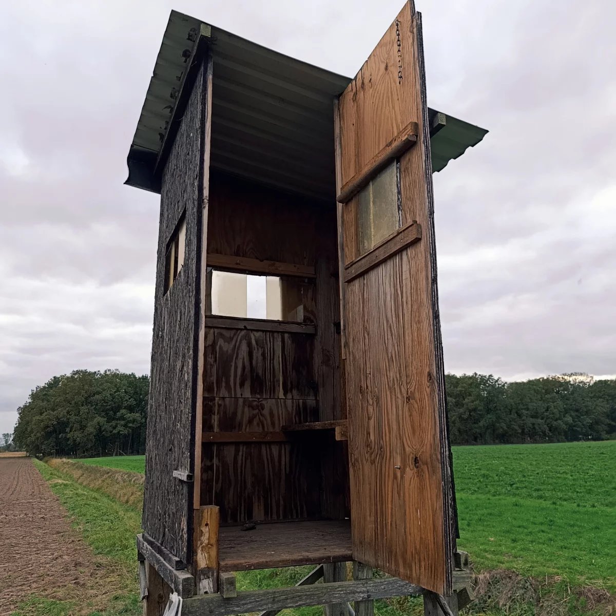 Wiesenkanzel aus Holz mit geöffneter Tür